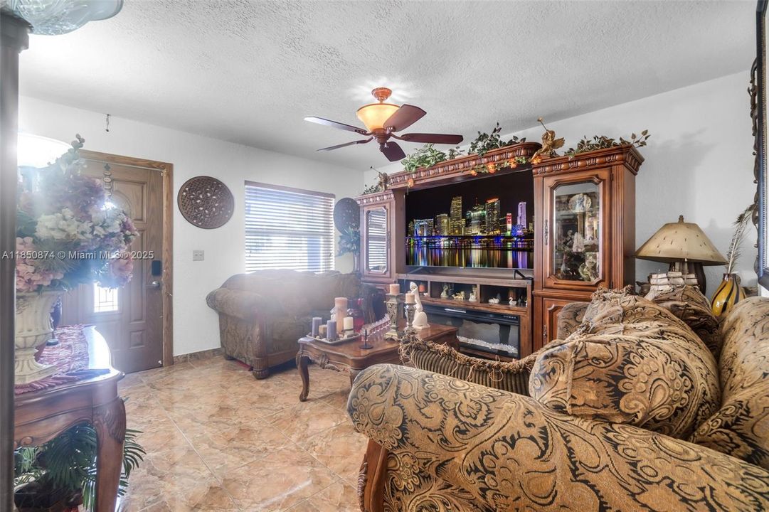 Недавно продано: $615,000 (3 спален, 2 ванн, 1642 Квадратных фут)