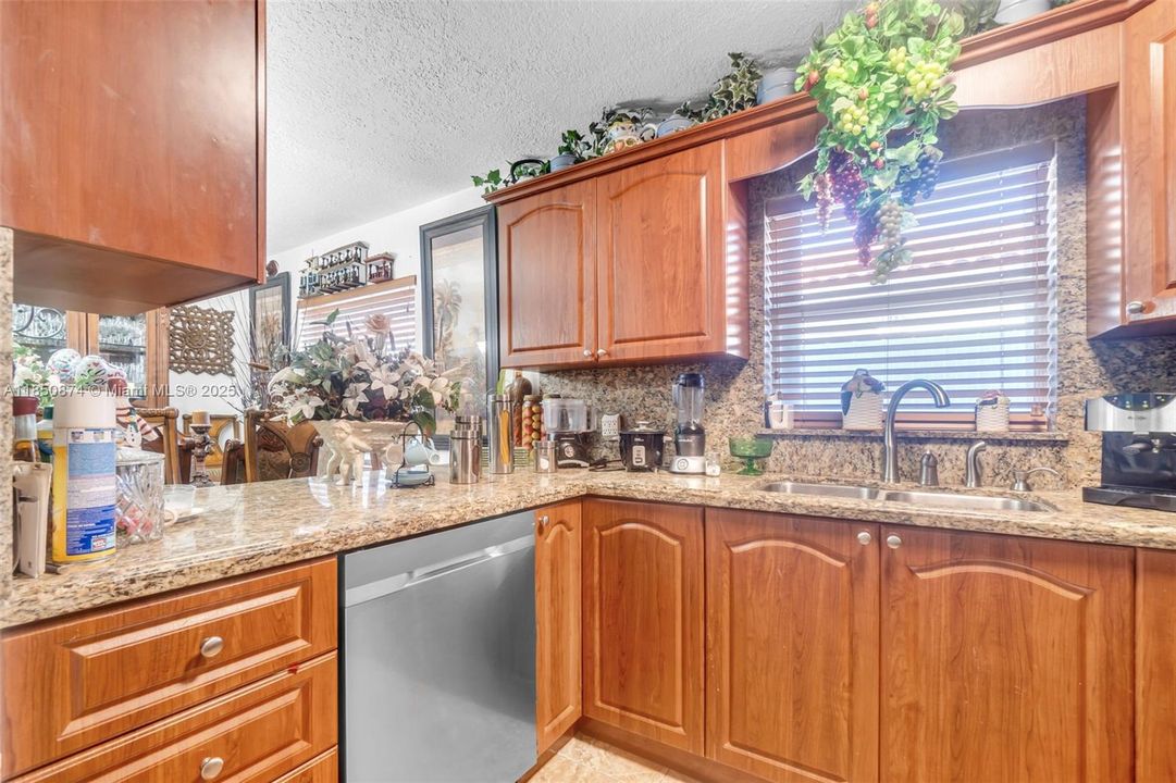 Недавно продано: $615,000 (3 спален, 2 ванн, 1642 Квадратных фут)