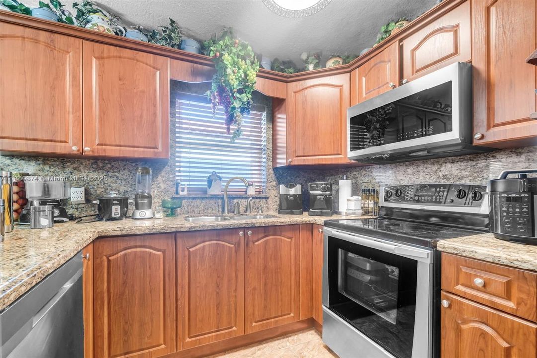 Недавно продано: $615,000 (3 спален, 2 ванн, 1642 Квадратных фут)