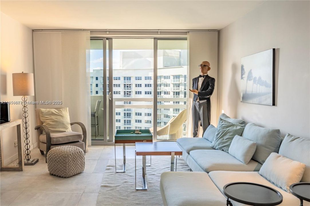 For Sale: $585,000 (1 beds, 1 baths, 731 Square Feet)