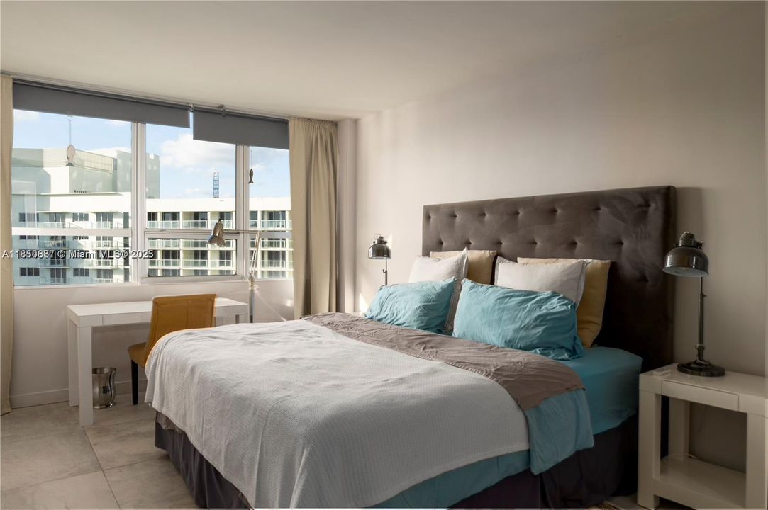 For Sale: $585,000 (1 beds, 1 baths, 731 Square Feet)