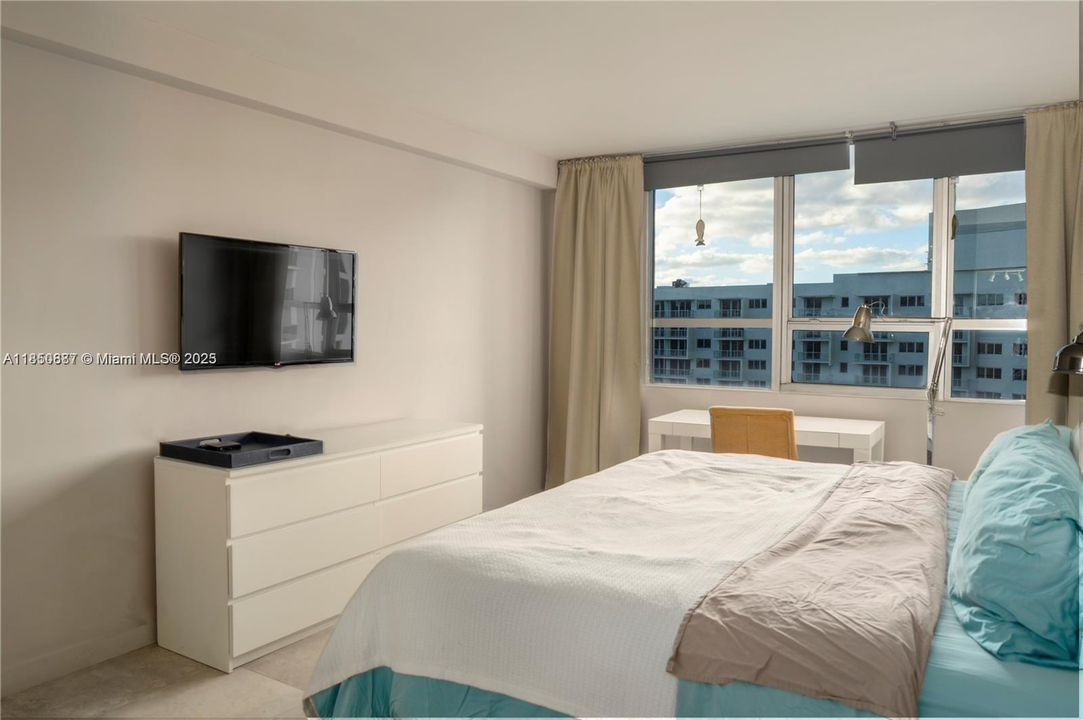 For Sale: $585,000 (1 beds, 1 baths, 731 Square Feet)