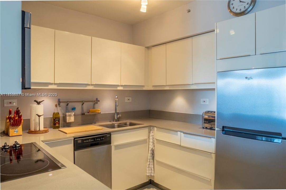 For Sale: $585,000 (1 beds, 1 baths, 731 Square Feet)