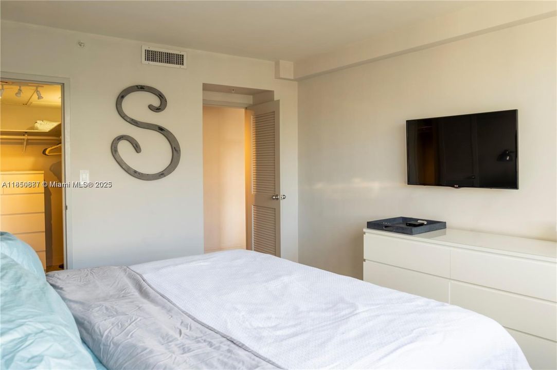 For Sale: $585,000 (1 beds, 1 baths, 731 Square Feet)