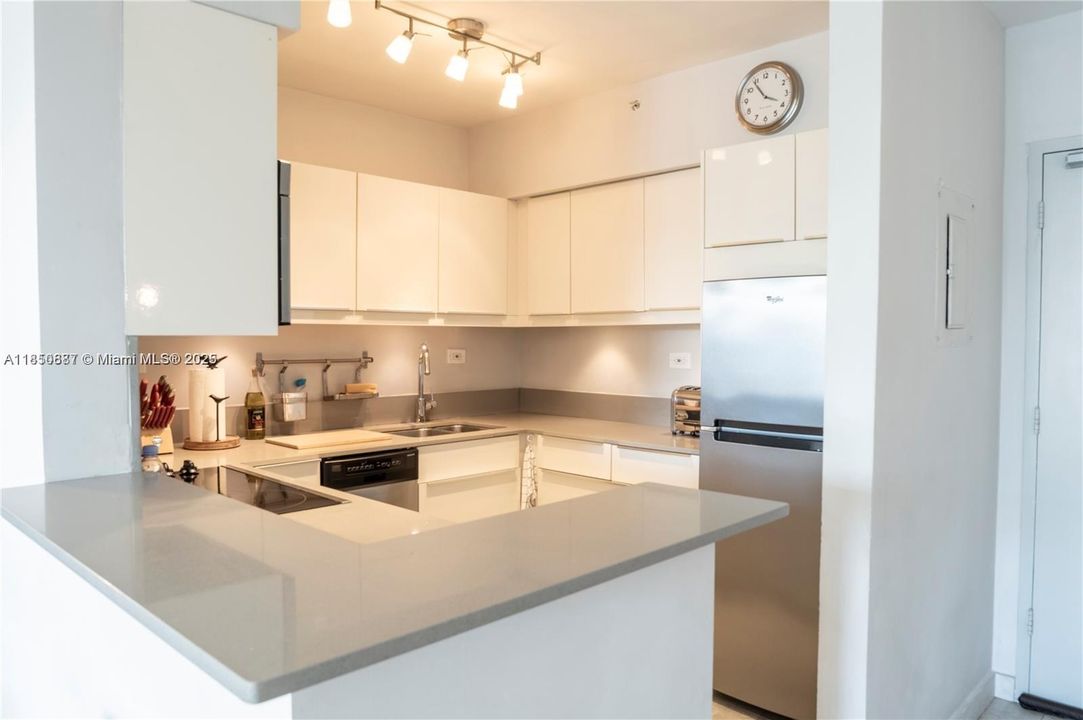 For Sale: $585,000 (1 beds, 1 baths, 731 Square Feet)