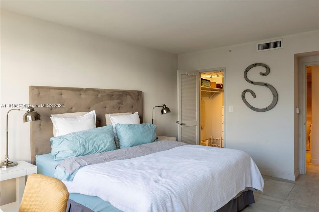 For Sale: $585,000 (1 beds, 1 baths, 731 Square Feet)