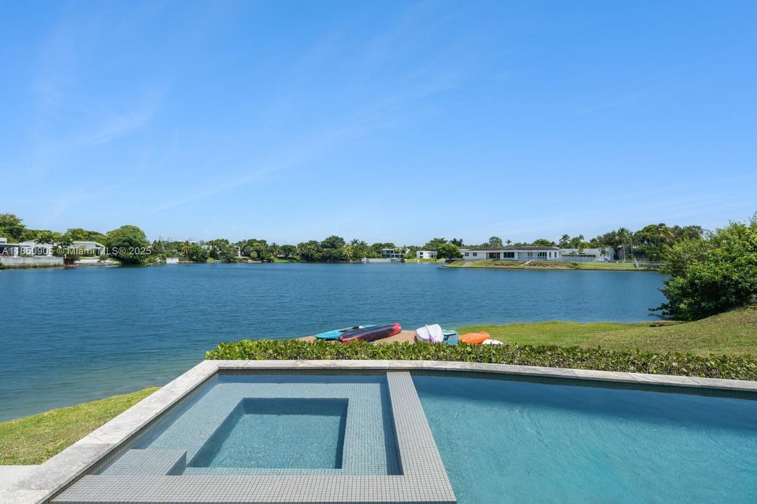 Recently Sold: $5,499,999 (6 beds, 6 baths, 6894 Square Feet)