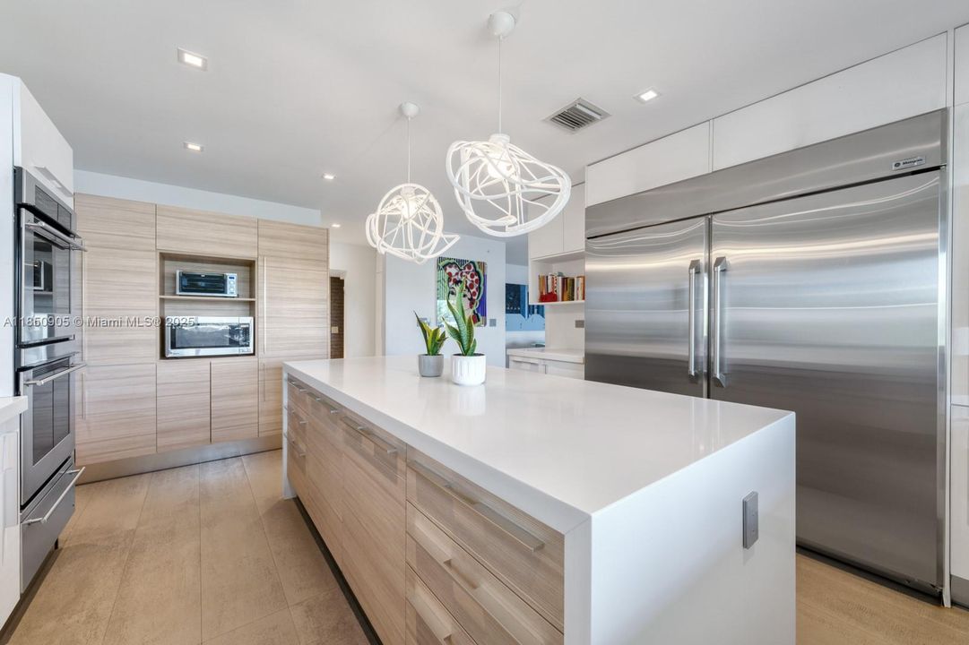 Recently Sold: $5,499,999 (6 beds, 6 baths, 6894 Square Feet)