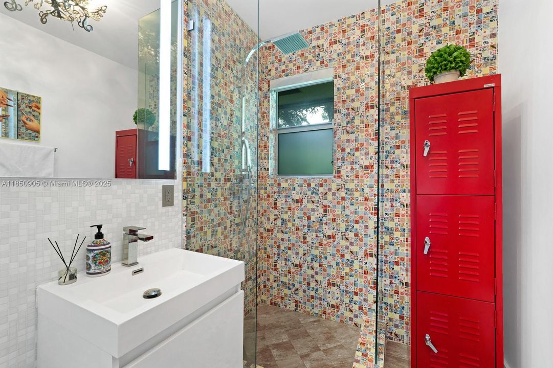 Recently Sold: $5,499,999 (6 beds, 6 baths, 6894 Square Feet)