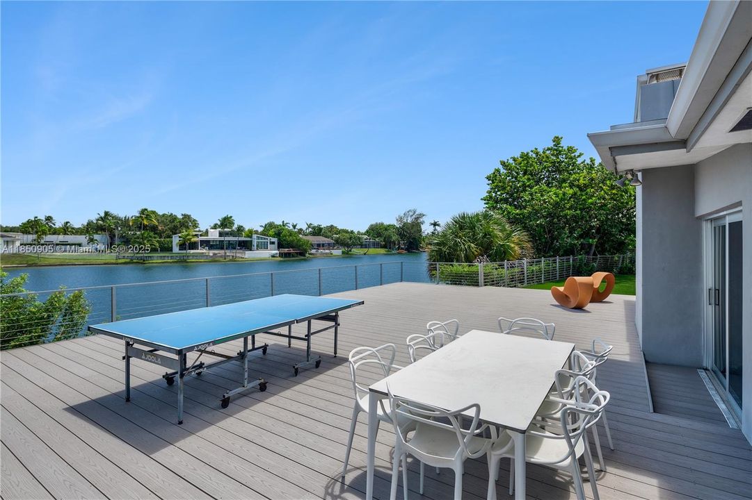 Recently Sold: $5,499,999 (6 beds, 6 baths, 6894 Square Feet)