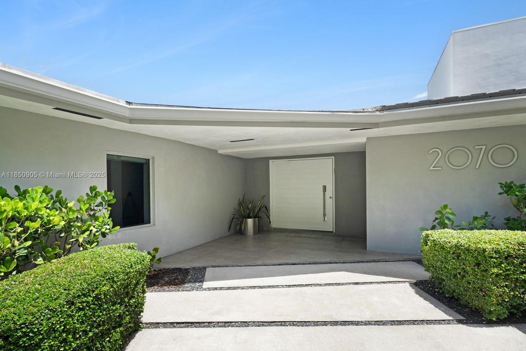 Recently Sold: $5,499,999 (6 beds, 6 baths, 6894 Square Feet)