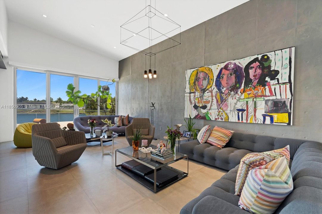 Recently Sold: $5,499,999 (6 beds, 6 baths, 6894 Square Feet)