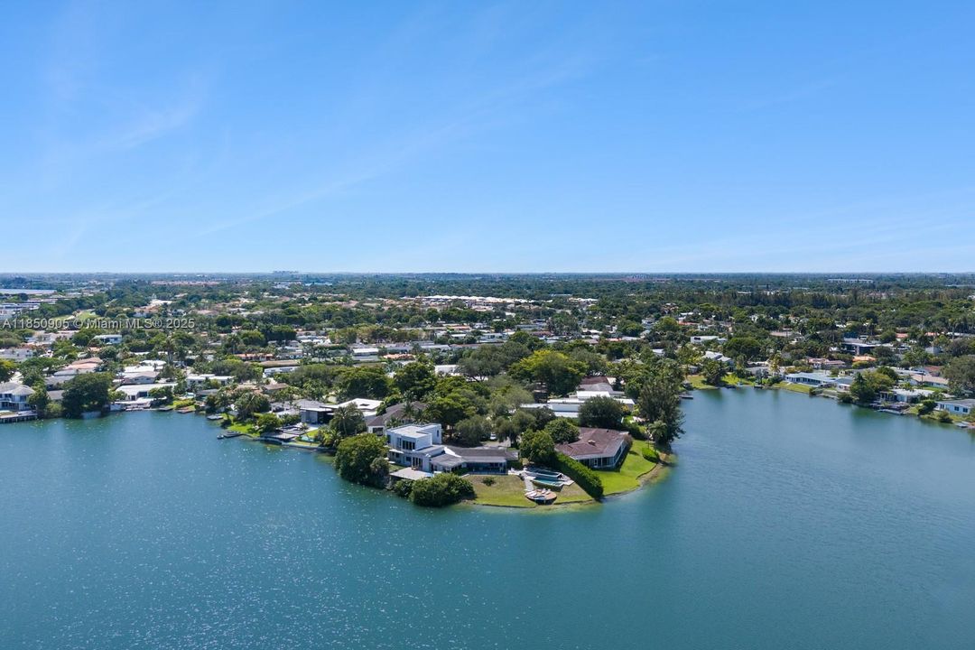 Recently Sold: $5,499,999 (6 beds, 6 baths, 6894 Square Feet)