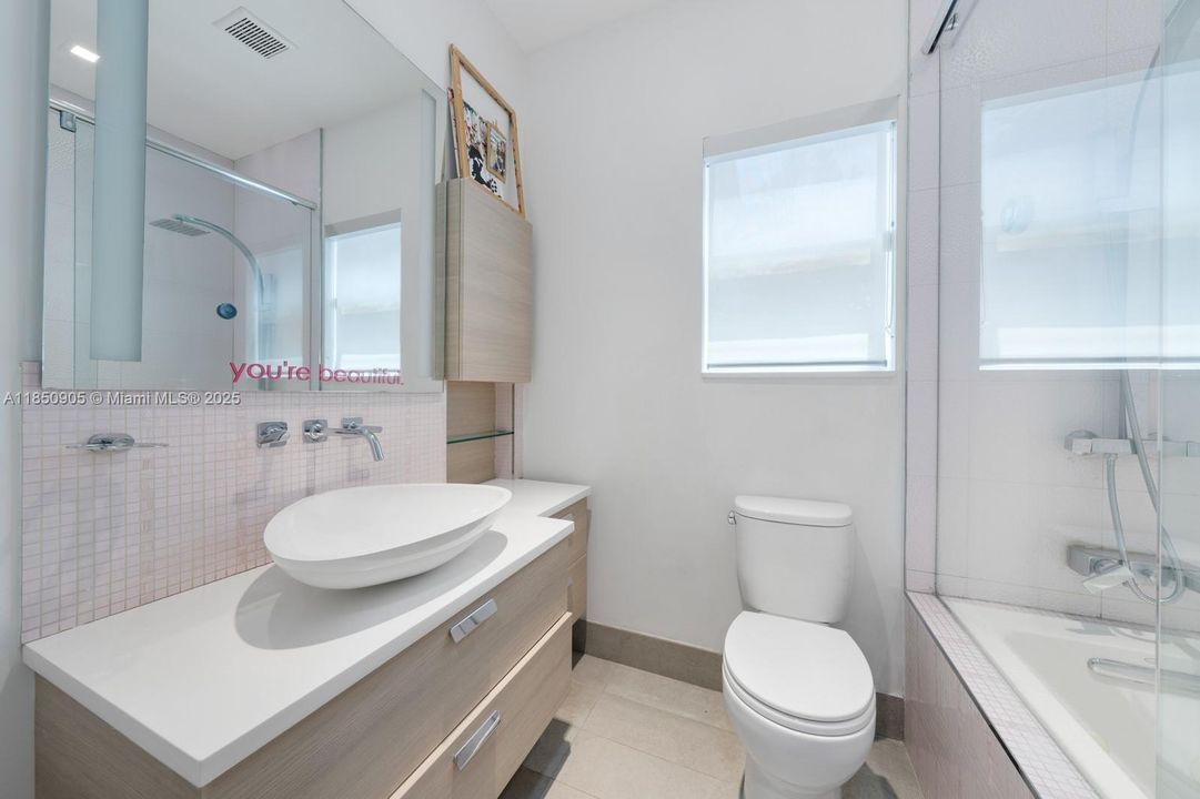 Recently Sold: $5,499,999 (6 beds, 6 baths, 6894 Square Feet)