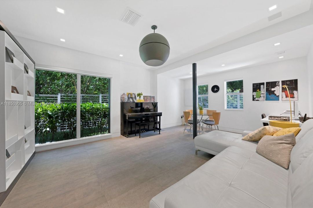 Recently Sold: $5,499,999 (6 beds, 6 baths, 6894 Square Feet)