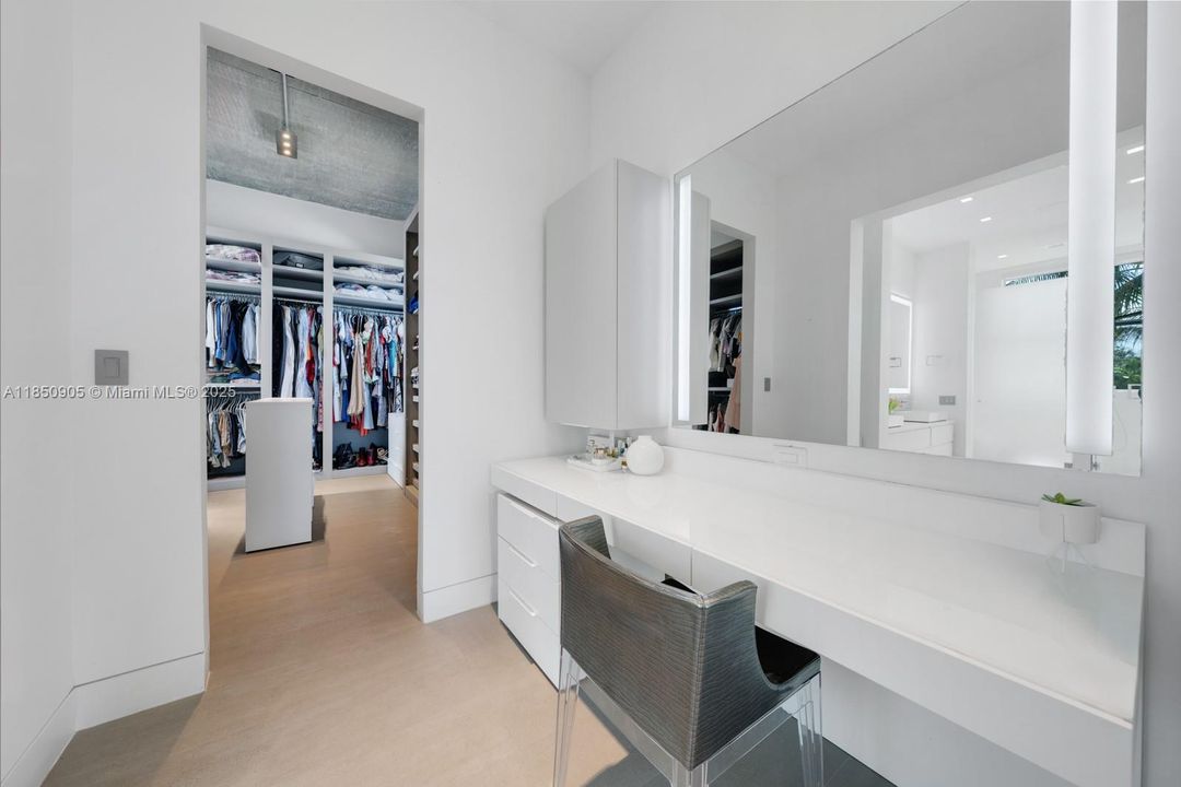 Recently Sold: $5,499,999 (6 beds, 6 baths, 6894 Square Feet)