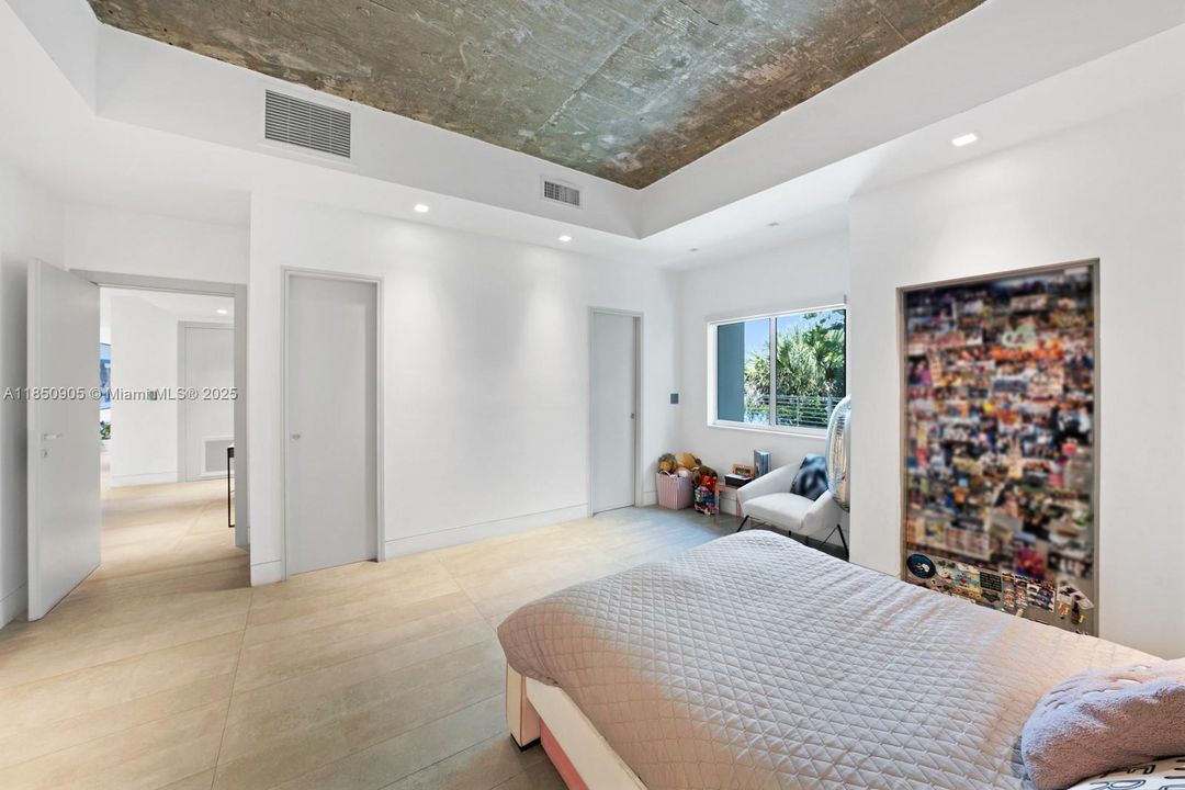 Recently Sold: $5,499,999 (6 beds, 6 baths, 6894 Square Feet)