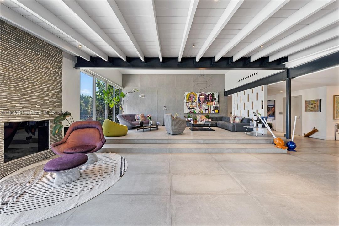 Recently Sold: $5,499,999 (6 beds, 6 baths, 6894 Square Feet)