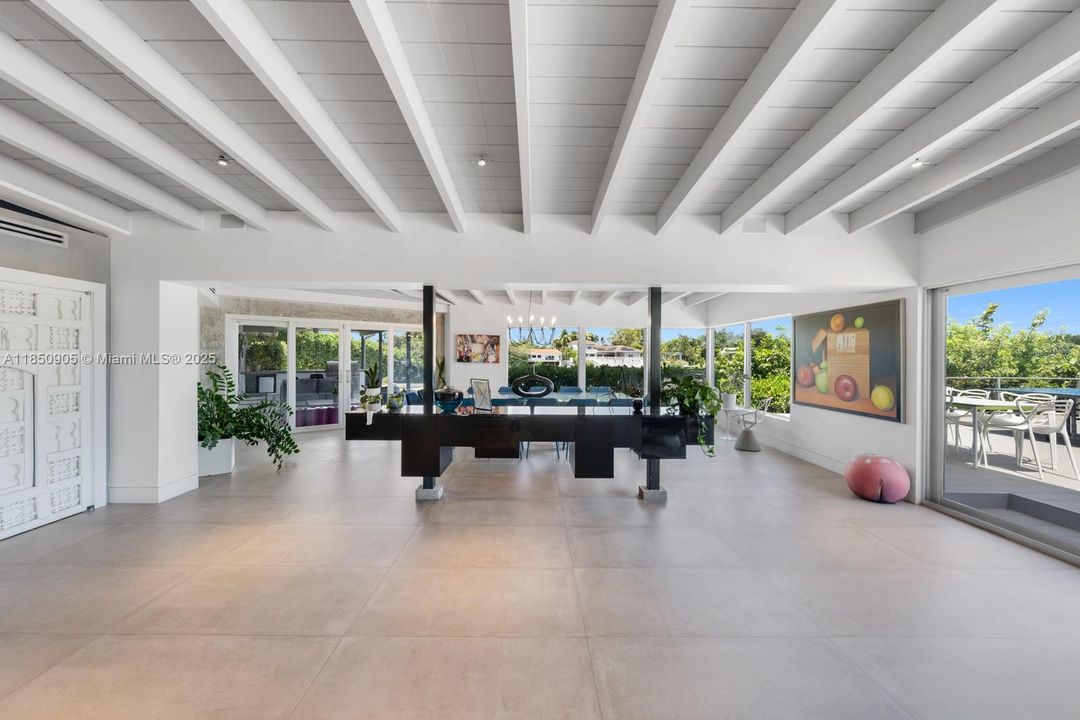 Recently Sold: $5,499,999 (6 beds, 6 baths, 6894 Square Feet)