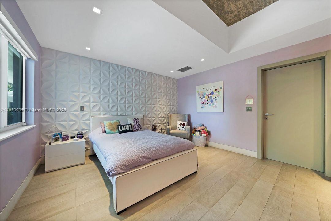 Recently Sold: $5,499,999 (6 beds, 6 baths, 6894 Square Feet)