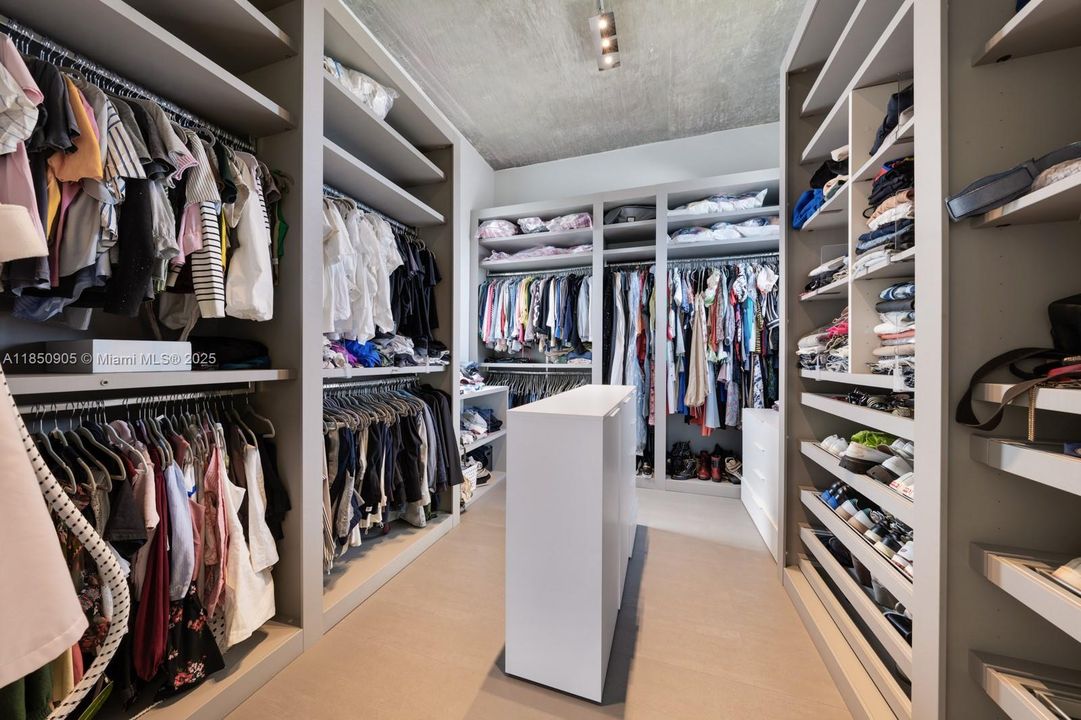 Recently Sold: $5,499,999 (6 beds, 6 baths, 6894 Square Feet)