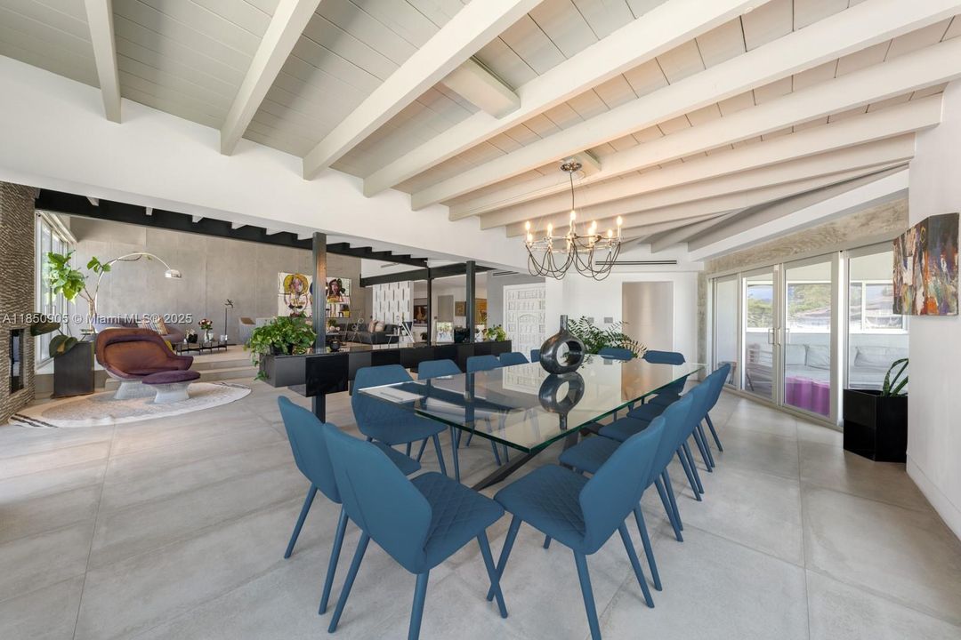 Recently Sold: $5,499,999 (6 beds, 6 baths, 6894 Square Feet)