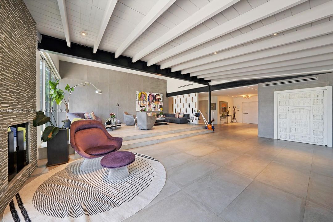 Recently Sold: $5,499,999 (6 beds, 6 baths, 6894 Square Feet)