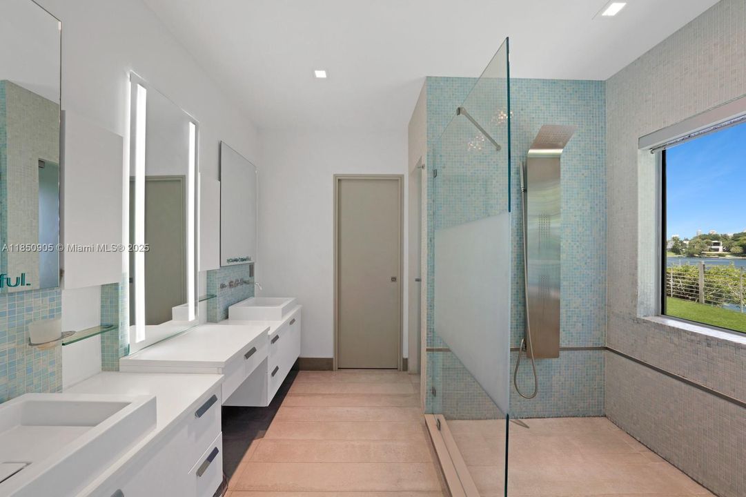 Recently Sold: $5,499,999 (6 beds, 6 baths, 6894 Square Feet)