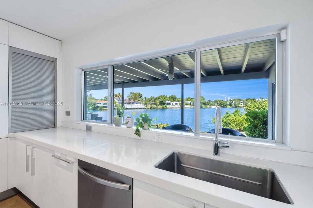 Recently Sold: $5,499,999 (6 beds, 6 baths, 6894 Square Feet)