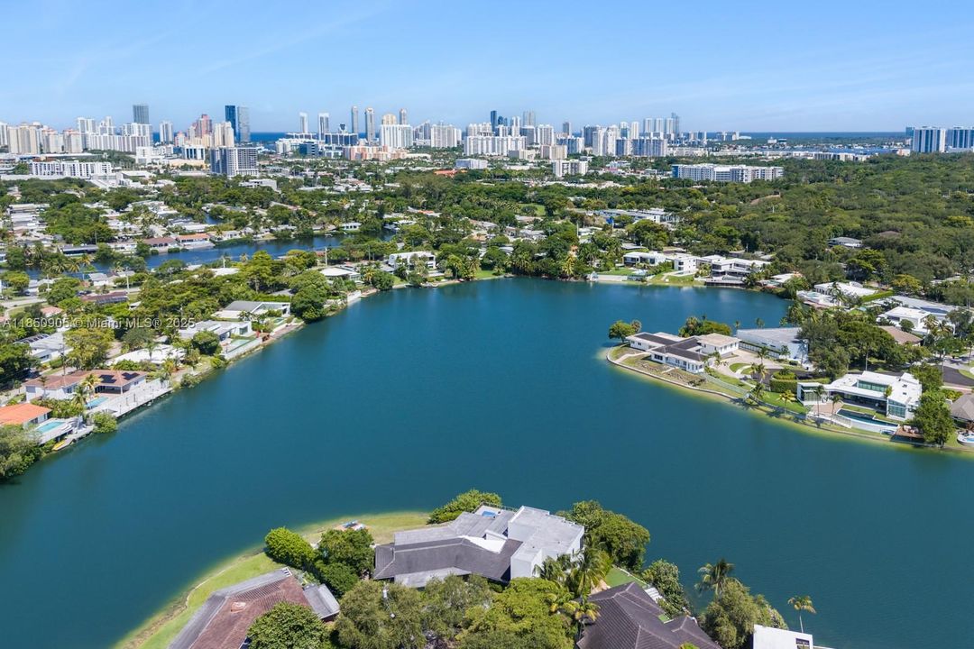 Recently Sold: $5,499,999 (6 beds, 6 baths, 6894 Square Feet)