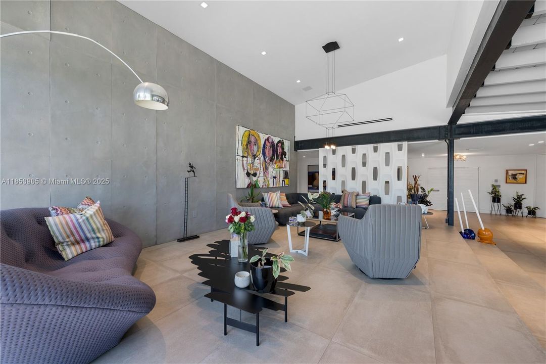 Recently Sold: $5,499,999 (6 beds, 6 baths, 6894 Square Feet)