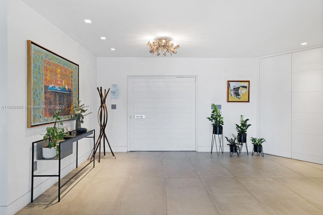 Recently Sold: $5,499,999 (6 beds, 6 baths, 6894 Square Feet)