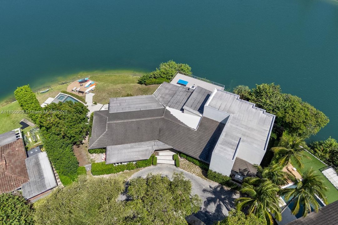 Recently Sold: $5,499,999 (6 beds, 6 baths, 6894 Square Feet)