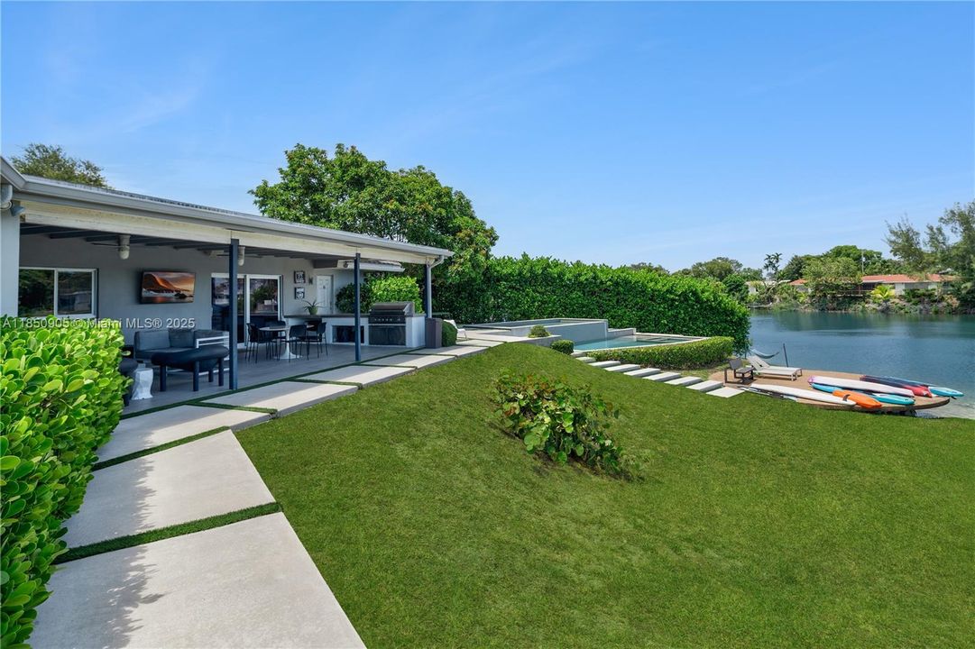 Recently Sold: $5,499,999 (6 beds, 6 baths, 6894 Square Feet)