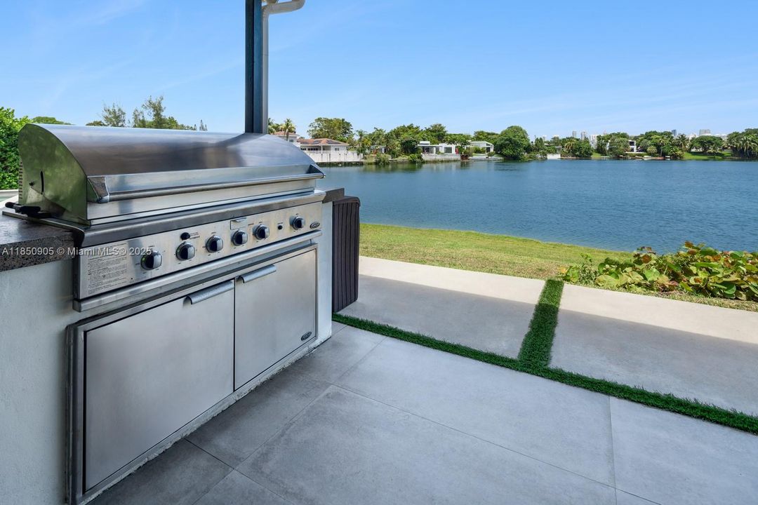 Recently Sold: $5,499,999 (6 beds, 6 baths, 6894 Square Feet)