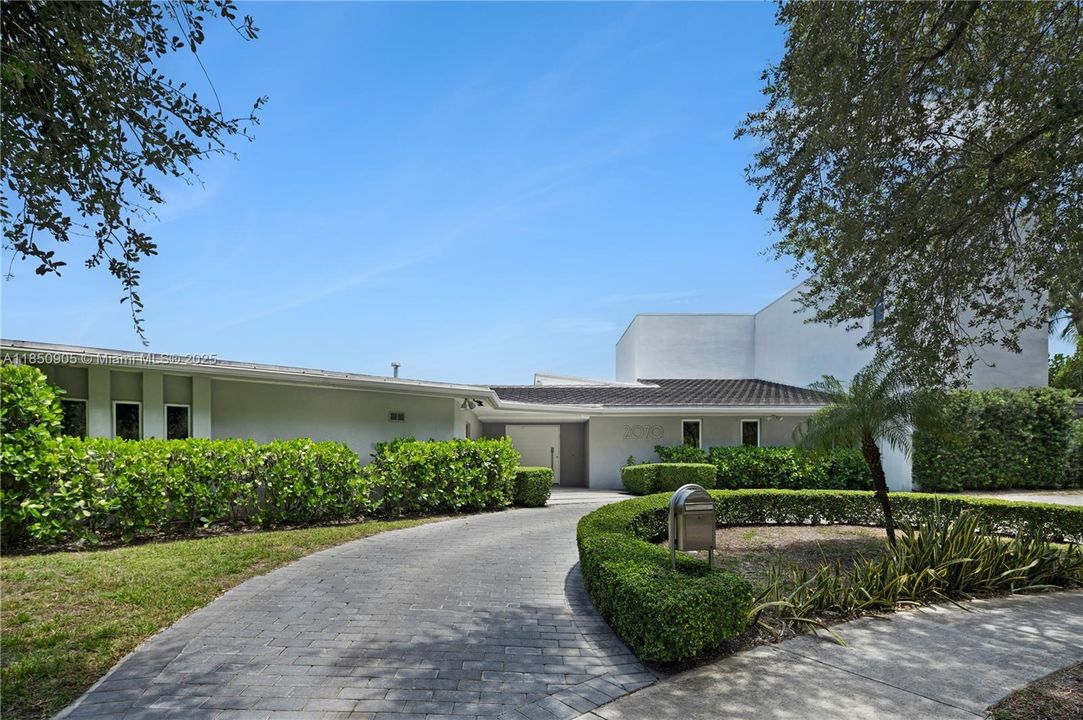 Recently Sold: $5,499,999 (6 beds, 6 baths, 6894 Square Feet)