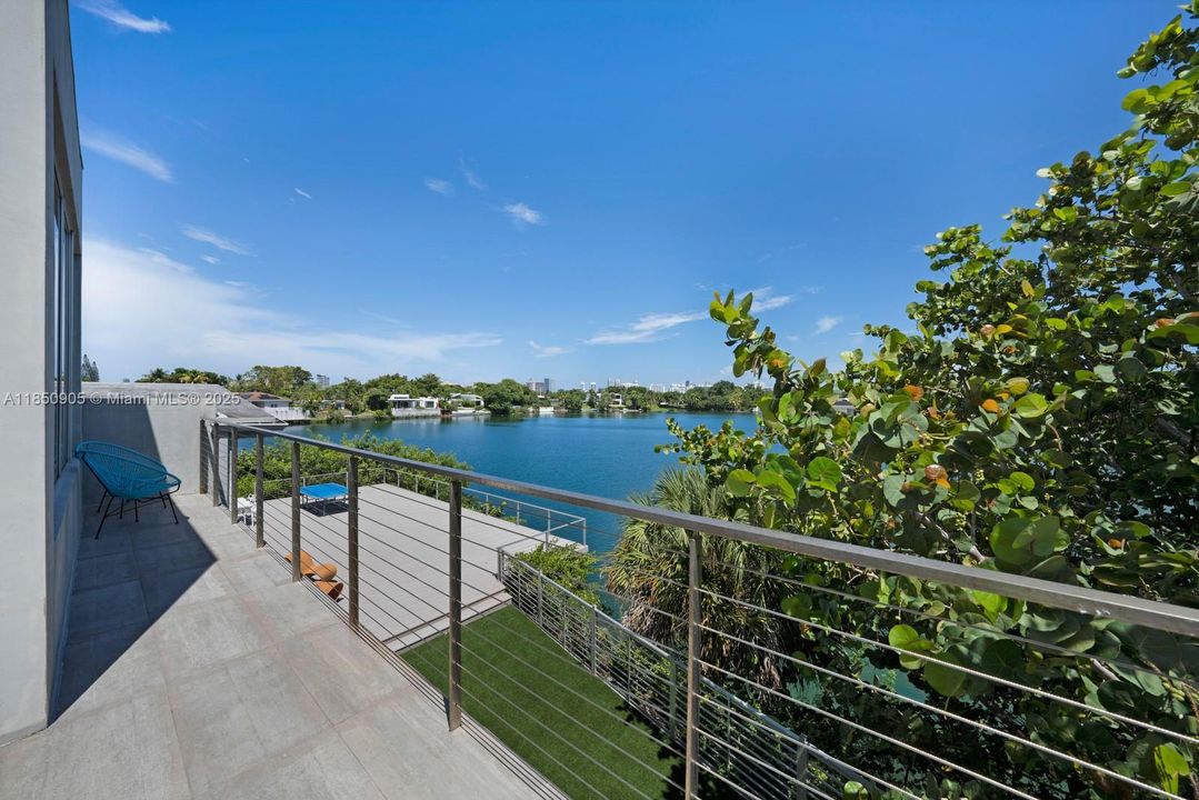 Recently Sold: $5,499,999 (6 beds, 6 baths, 6894 Square Feet)