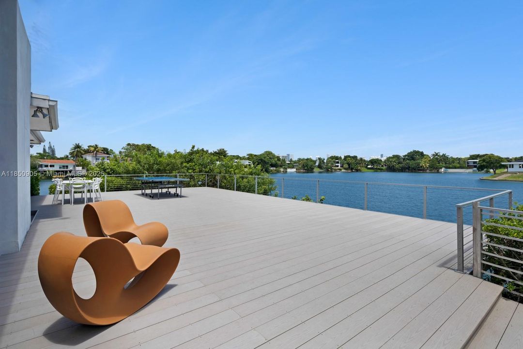 Recently Sold: $5,499,999 (6 beds, 6 baths, 6894 Square Feet)