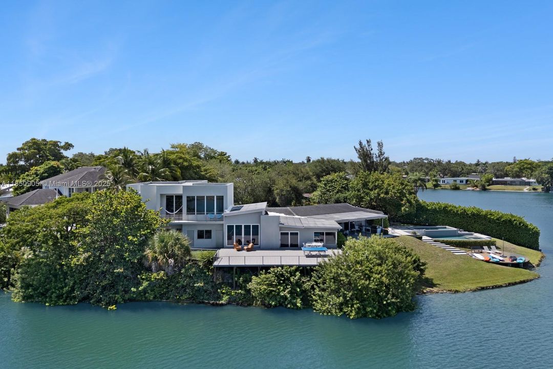 Recently Sold: $5,499,999 (6 beds, 6 baths, 6894 Square Feet)