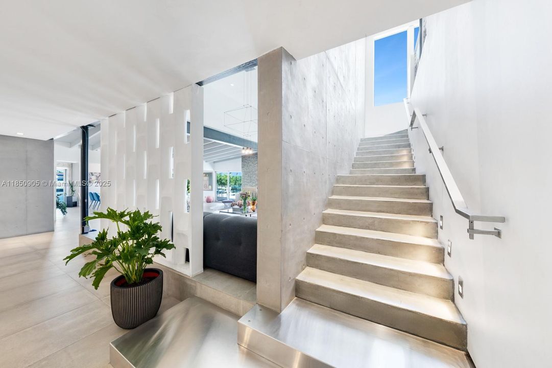 Recently Sold: $5,499,999 (6 beds, 6 baths, 6894 Square Feet)