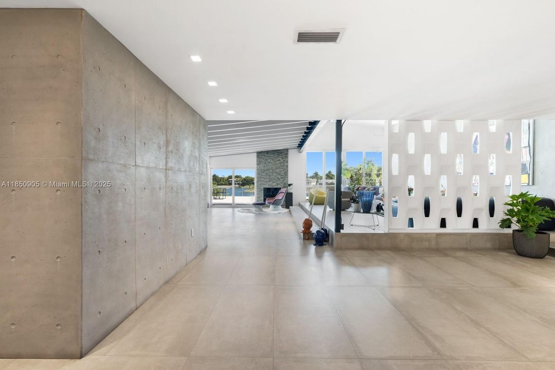 Recently Sold: $5,499,999 (6 beds, 6 baths, 6894 Square Feet)