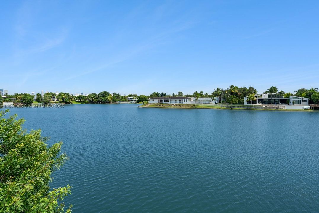 Recently Sold: $5,499,999 (6 beds, 6 baths, 6894 Square Feet)