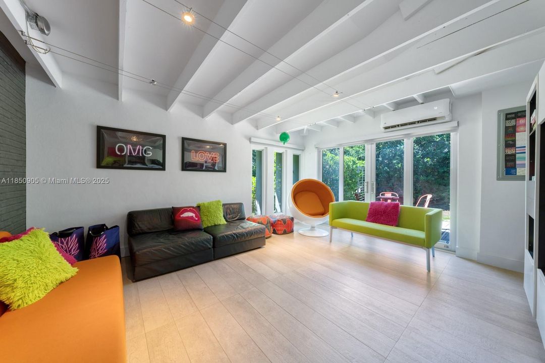 Recently Sold: $5,499,999 (6 beds, 6 baths, 6894 Square Feet)