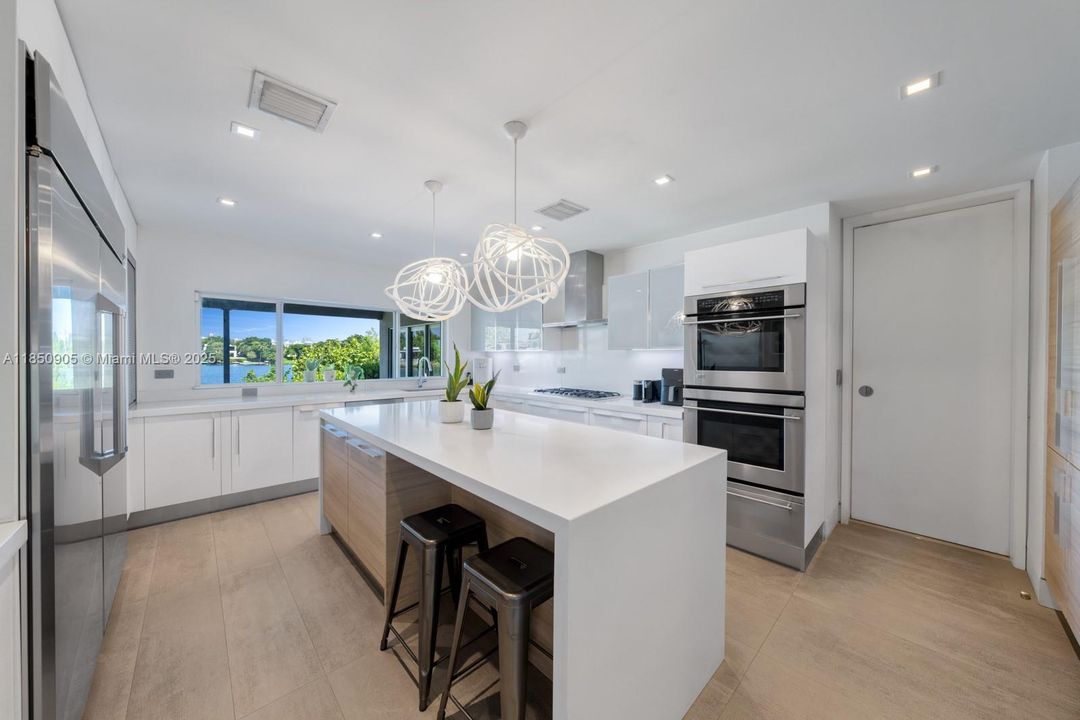 Recently Sold: $5,499,999 (6 beds, 6 baths, 6894 Square Feet)