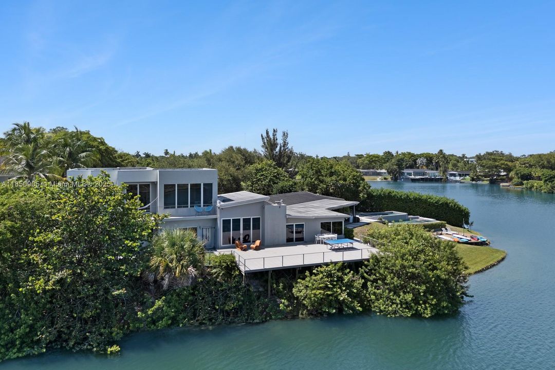 Recently Sold: $5,499,999 (6 beds, 6 baths, 6894 Square Feet)