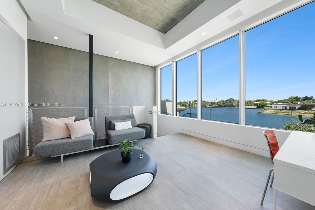 Recently Sold: $5,499,999 (6 beds, 6 baths, 6894 Square Feet)