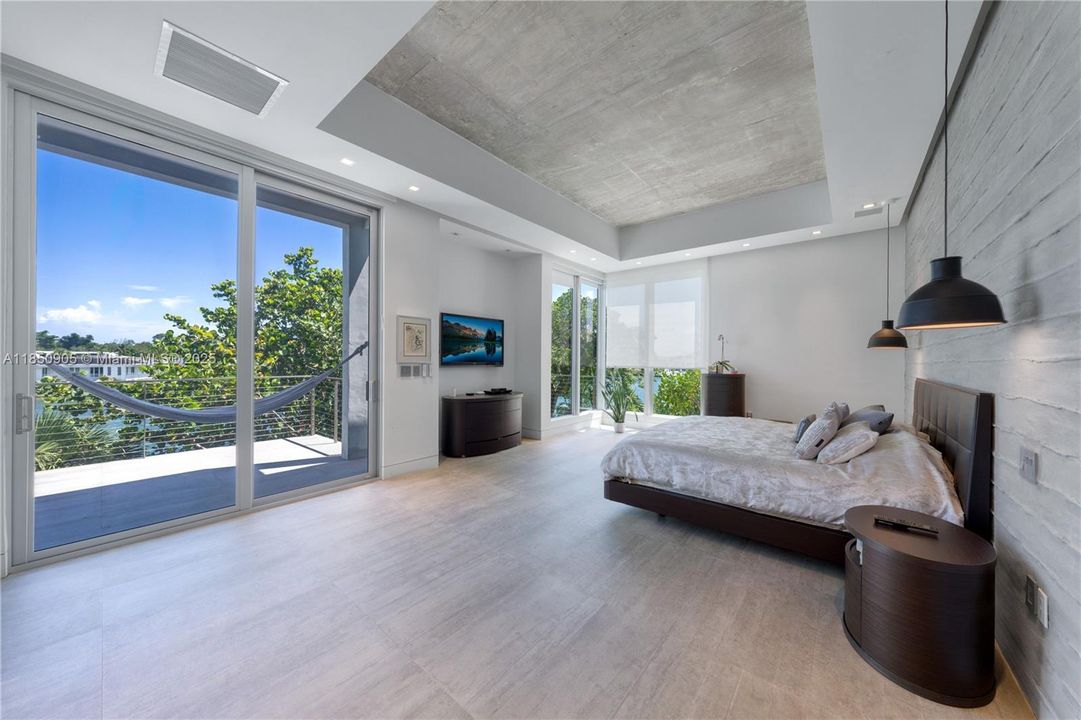 Recently Sold: $5,499,999 (6 beds, 6 baths, 6894 Square Feet)