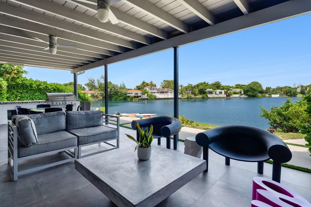 Recently Sold: $5,499,999 (6 beds, 6 baths, 6894 Square Feet)