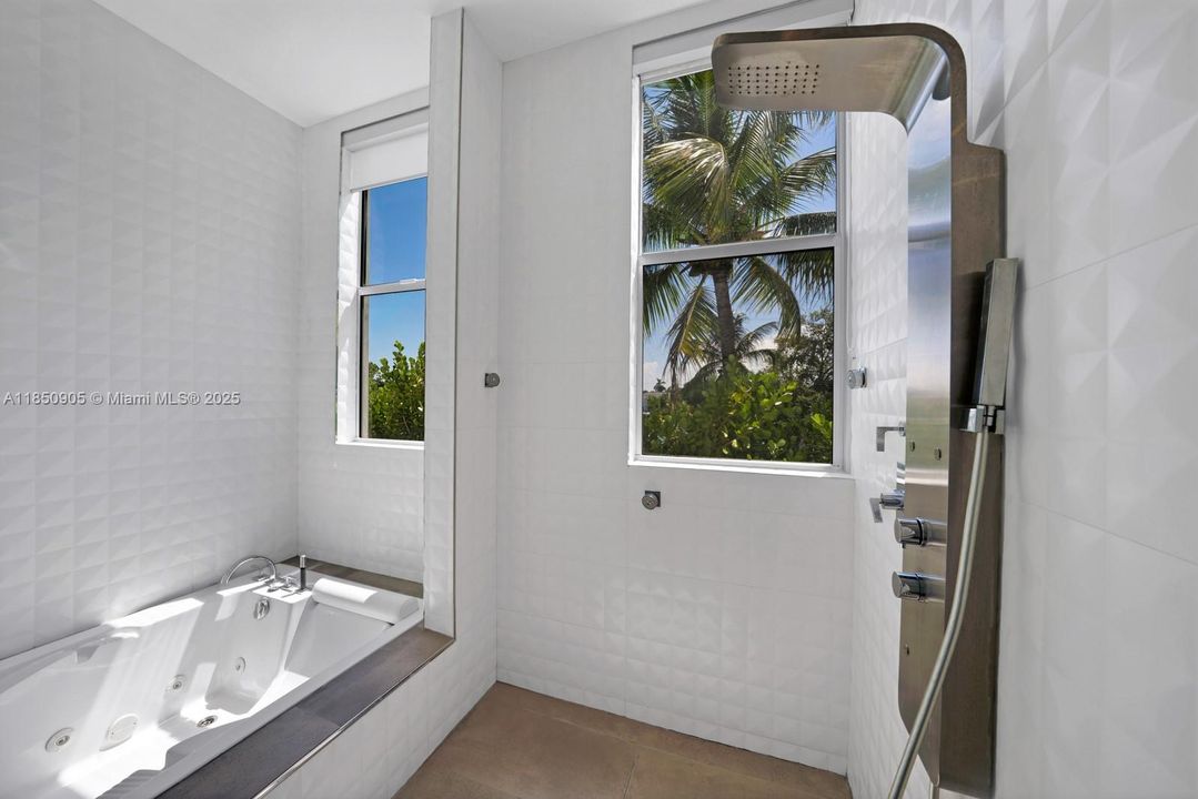 Recently Sold: $5,499,999 (6 beds, 6 baths, 6894 Square Feet)