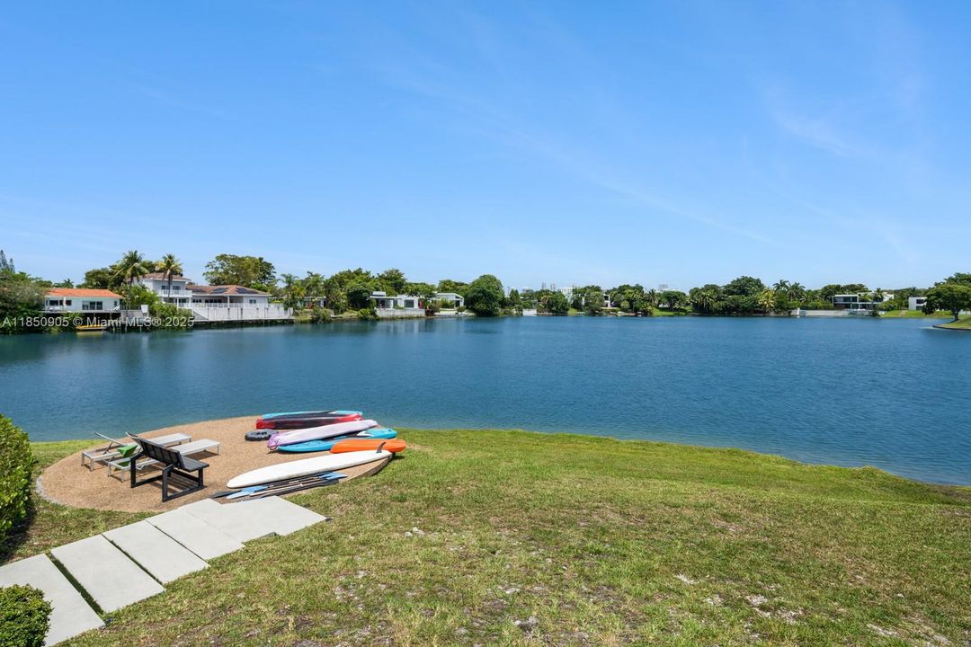 Recently Sold: $5,499,999 (6 beds, 6 baths, 6894 Square Feet)